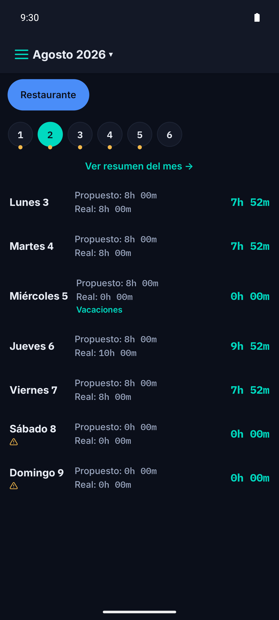 Calendario mensual con horas propuestas y reales por día, y un día marcado como vacaciones
